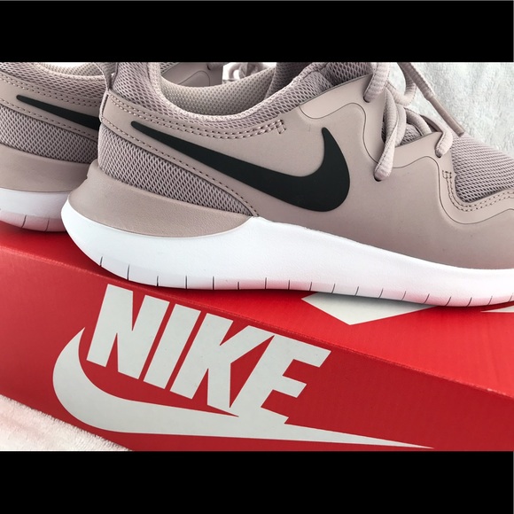 Nike Shoes - 🌸 Women’s Nike shoes 🌸